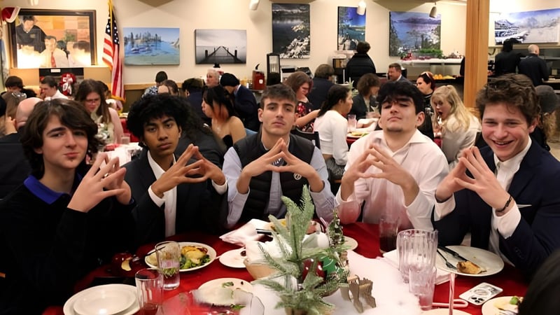 Schueler der Lake Tahoe Preparatory School sitzen in einem belebten Speiseraum mit sichtbaren Kunstwerken an den Waenden.