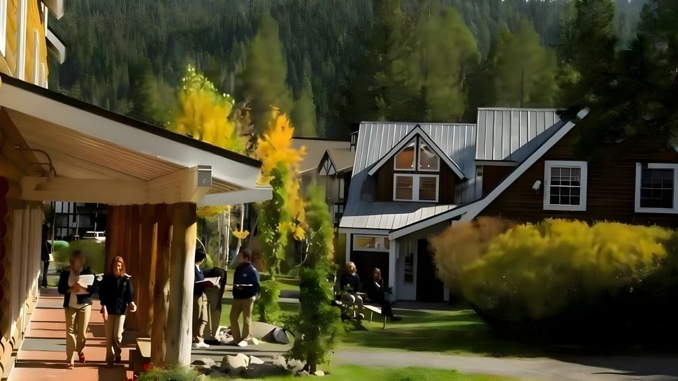 Eine Straße mit bunten Holzhäusern und Menschen zu Fuß auf dem Gelände der Lake Tahoe Preparatory School.