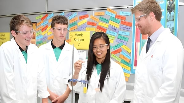 Schüler der Lakeland Senior High School diskutieren gemeinsam ein Experiment im Labor.