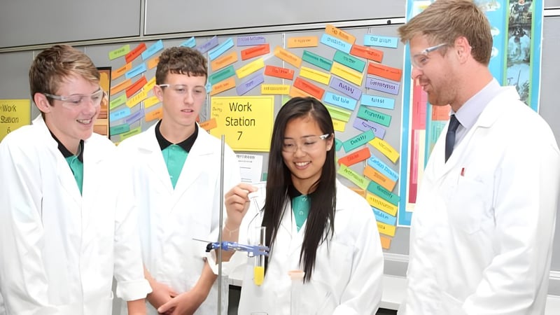 Schüler der Lakeland Senior High School diskutieren gemeinsam ein Experiment im Labor.