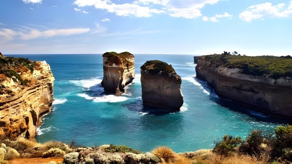 Felsformationen ragen aus dem türkisfarbenen Wasser vor dem Schulgelände der Lakeland Senior High School empor.