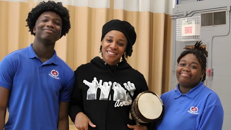 Drei Personen stehen gemeinsam in einem Raum auf dem Campus der Lakeside Academy.