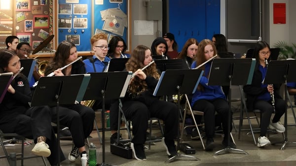 Schüler der Lakeside Academy spielen gemeinsam Musikinstrumente im Klassenraum mit bunten Kunstwerken an den Wänden.