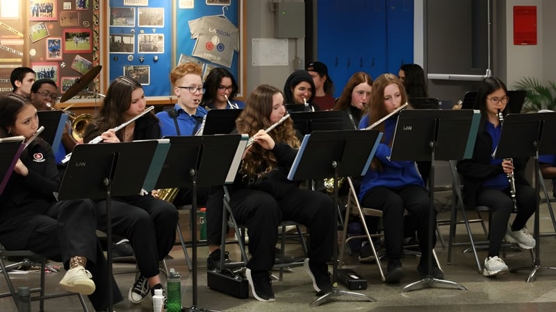 Schüler der Lakeside Academy spielen gemeinsam Musikinstrumente im Klassenraum mit bunten Kunstwerken an den Wänden.