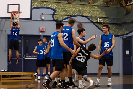 Eine Gruppe von Schülerinnen und Schülern der Lambrick Park Secondary School versammelt sich auf dem Basketballplatz während einer Trainingseinheit.