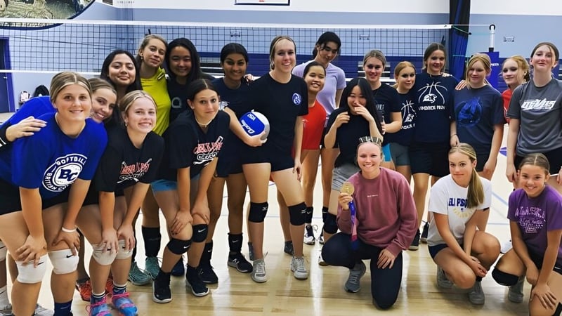 Eine Gruppe junger Sportlerinnen trainiert in der Sporthalle der Lambrick Park Secondary School.