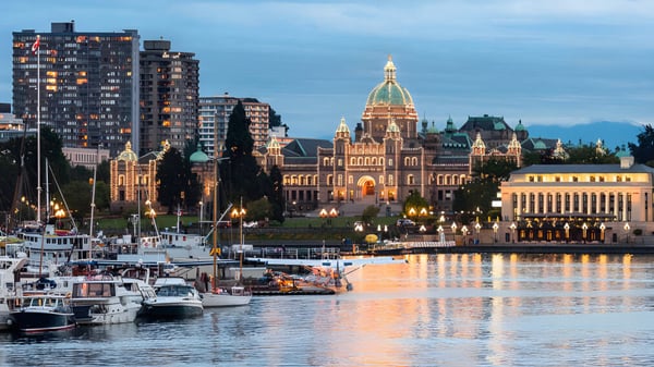 Eine Hafenansicht mit Booten und reflektierender Architektur im Hintergrund bei Lambrick Park Secondary School.