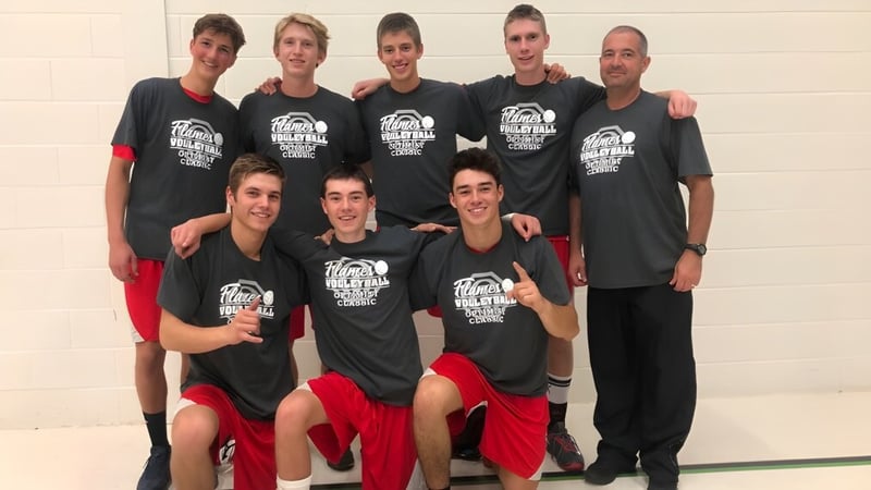 Eine Gruppe von Schülerinnen und Schülern der Lambton Central Collegiate & Vocational School steht in der Sporthalle und trägt einheitliche schwarze T-Shirts.