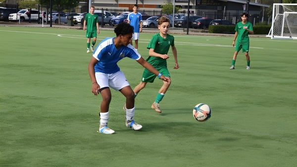 Schüler der Lambton High School spielen ein Fußballspiel auf einem Kunstrasenfeld.