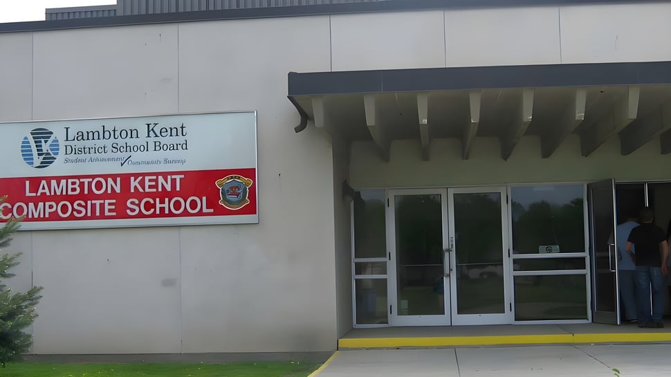 Das Schulgebäude der Lambton Kent Composite School mit dem Logo des Lambton Kent District School Board an der Fassade.