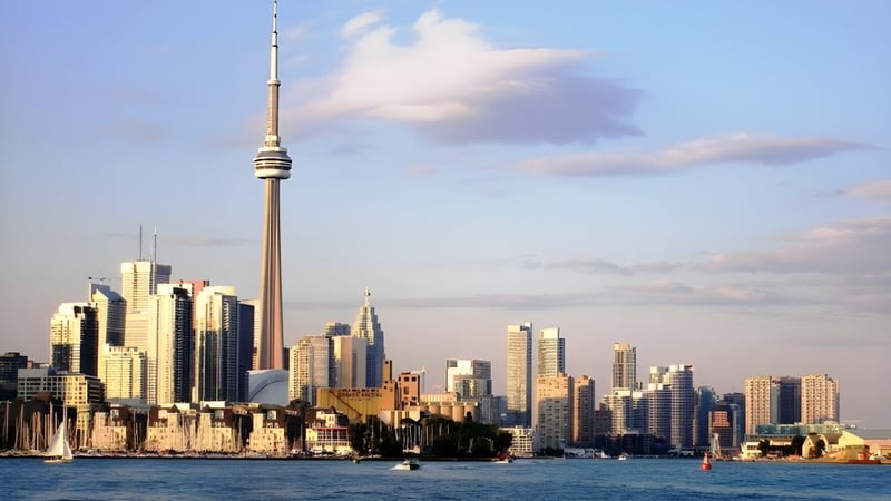Der moderne Skyline-Hintergrund ist über dem Hafen mit ruhigem Wasser vor der Lambton Kent Composite School zu sehen.