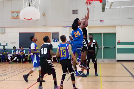 Schüler des L'Amoreaux Collegiate Institute spielen ein Basketballspiel in der Turnhalle.