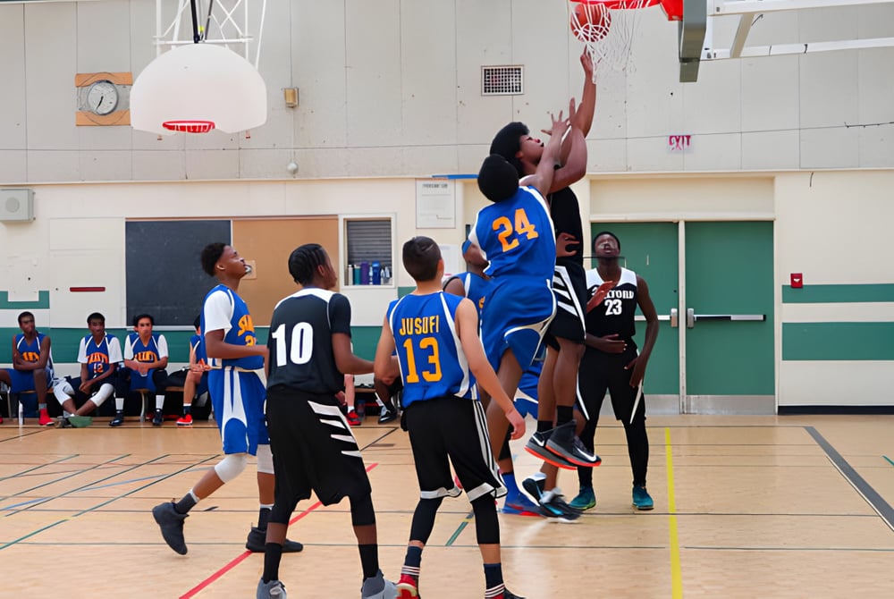 Schüler des L'Amoreaux Collegiate Institute spielen ein Basketballspiel in der Turnhalle.