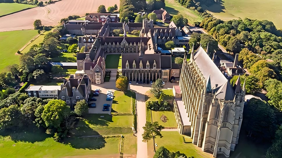 Das mittelalterliche Schloss auf dem Campus des Lancing College steht eingebettet in grüne Landschaften.