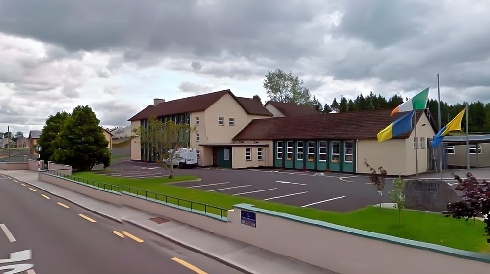 Bunte Gebäude und ein Parkplatz in der Kleinstadt nahe dem Campus des Lanesboro Community College unter bewölktem Himmel.