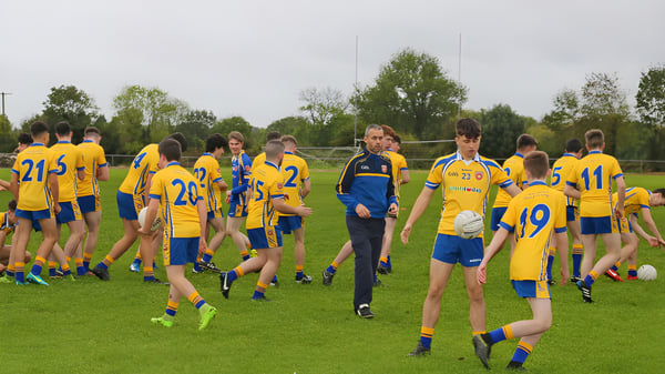 Eine Gruppe junger Fußballspieler ist auf dem Spielfeld des Lanesboro Community College zu sehen.