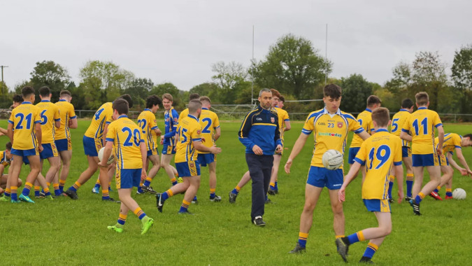 Eine Gruppe junger Fußballspieler in gelben und blauen Trikots steht auf dem Spielfeld des Lanesboro Community College.