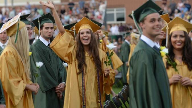 Absolventinnen und Absolventen in grünen und goldenen Talaren feiern ihren Abschluss am Lanesboro Community College.