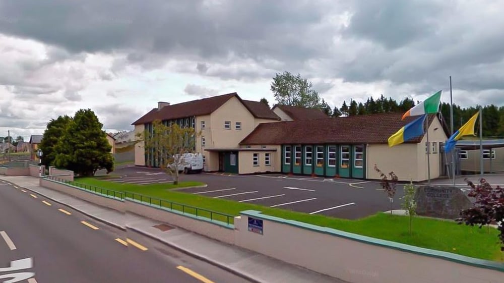 Blick auf die bunte Kleinstadt und den Parkplatz bei bewölktem Himmel nahe dem Lanesboro Community College.