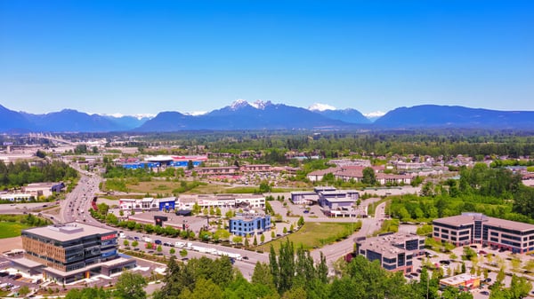 Die Berglandschaft mit einer Stadt im Vordergrund zeigt die Umgebung der Langley Fundamental Middle and Secondary School.
