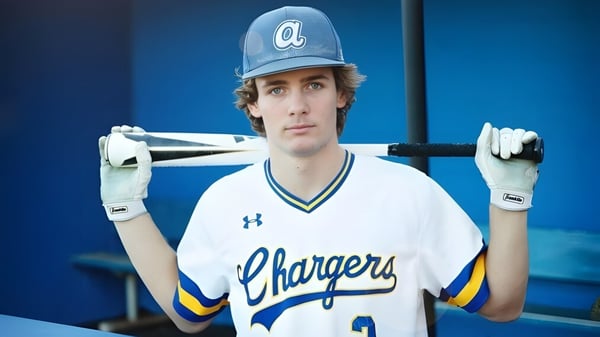 Ein Schüler des Las Virgenes Unified School Districts steht mit Baseballschläger vor blauem Hintergrund.