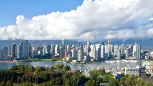 Ein urbanes Stadtbild mit Wolkenkratzern und Grünflächen vor der Kulisse des LaSalle College Vancouver.