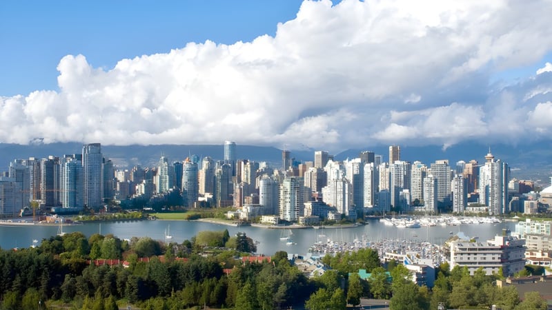 Ein urbanes Stadtbild mit Wolkenkratzern und Grünflächen vor der Kulisse des LaSalle College Vancouver.