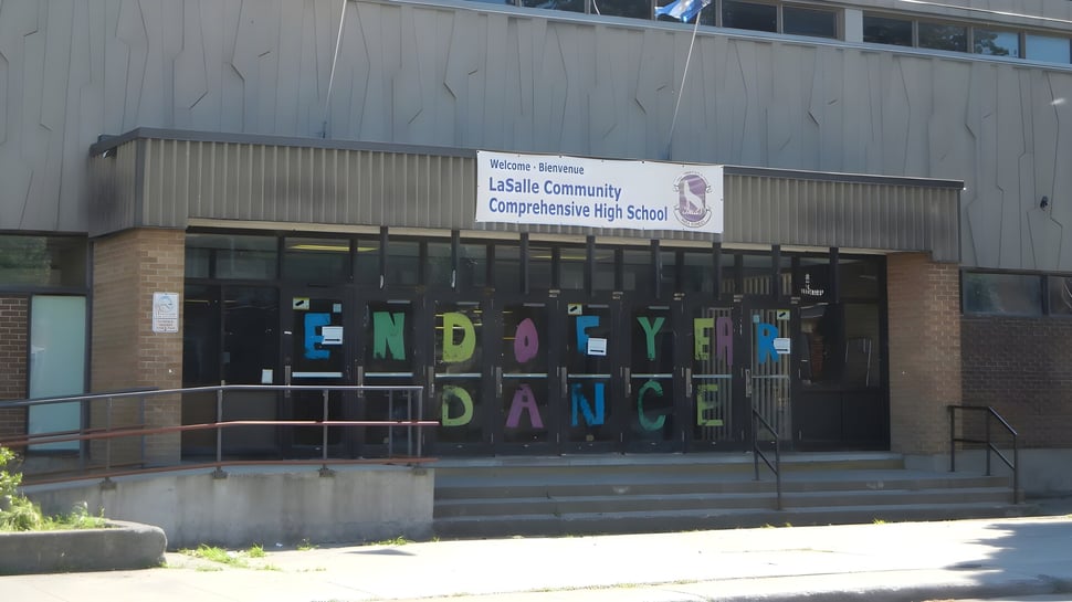 Das Gebäude mit dem Tanzeingang der LaSalle Community Comprehensive High School ist von außen zu sehen.
