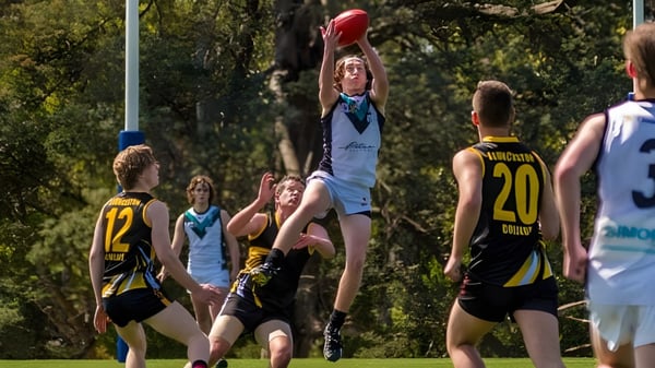 Schüler des Launceston College spielen im Freien und ein Spieler versucht, den Ball zu fangen.
