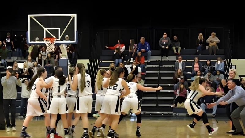 Schüler spielen ein Basketballspiel auf dem Spielfeld der Laurens Academy vor Zuschauern auf den Tribünen.