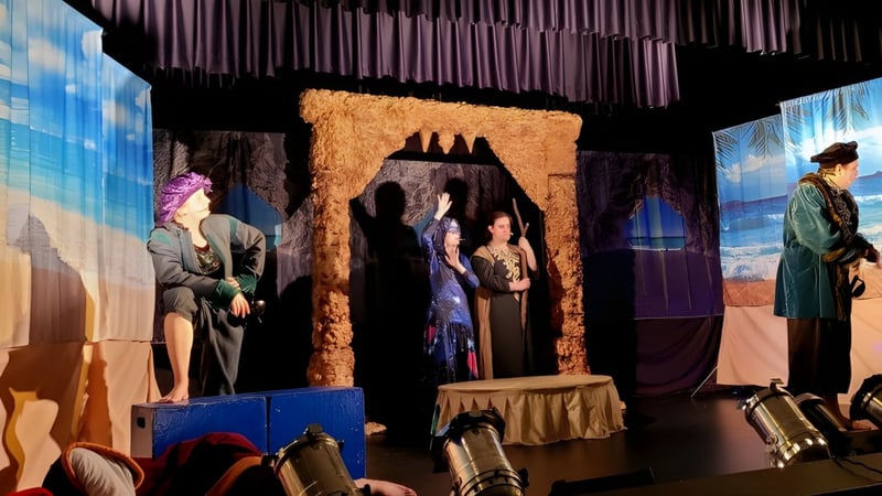 Die Bühne mit einem dekorativen Bühnenbild zeigt Silhouetten und eine Berglandschaft auf dem Campus der Laurier MacDonald High School.