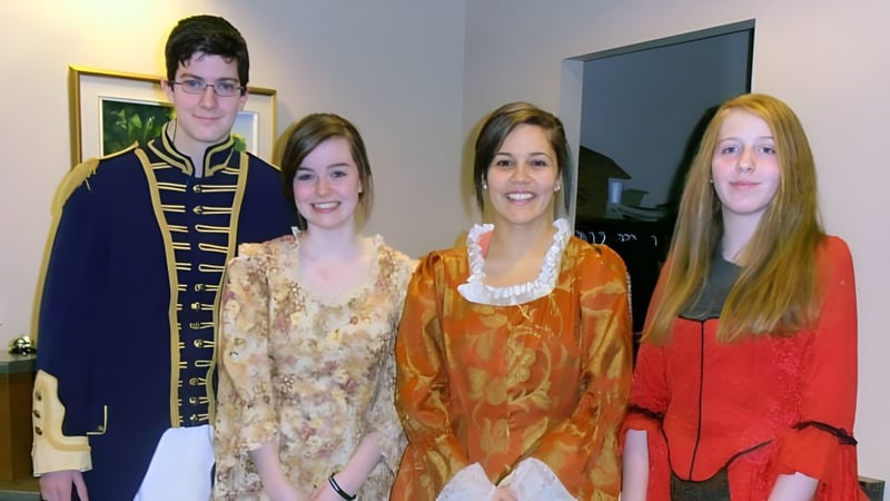 Vier Schülerinnen und Schüler der Laval High School stehen gemeinsam in einem Raum mit dekorativer Einrichtung.