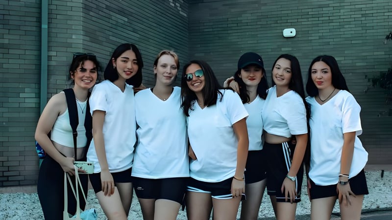 Eine Gruppe Schülerinnen der Layton Christian Academy steht vor einer Backsteinwand und posiert für ein Gruppenfoto.