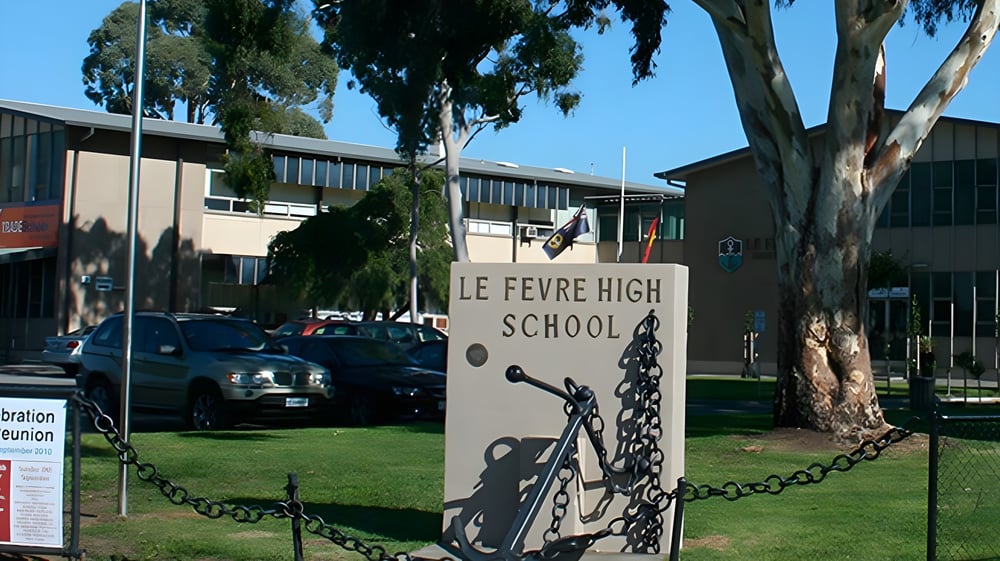 Der Schulcampus mit dem Schild der Le Fevre High School ist von Bäumen und Gebäuden umgeben.
