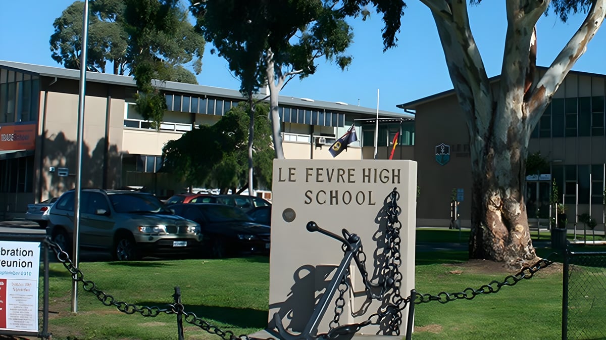 Der Schulcampus mit dem Schild der Le Fevre High School ist von Bäumen und Gebäuden umgeben.