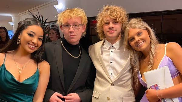 Eine Gruppe von vier Schülerinnen und Schülern der Le Fevre High School posiert zusammen bei einer formellen Veranstaltung.