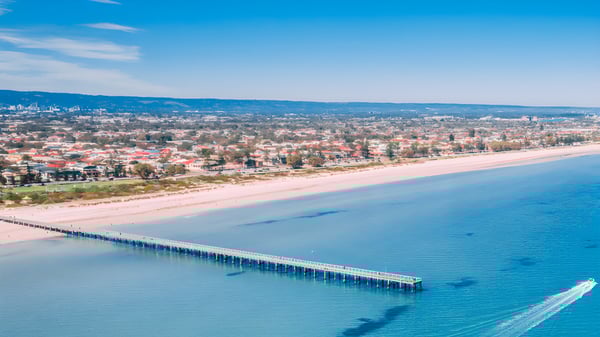 Der lange hölzerne Steg an der Küste in der Nähe der Le Fevre High School erstreckt sich über ruhiges, blaues Wasser.