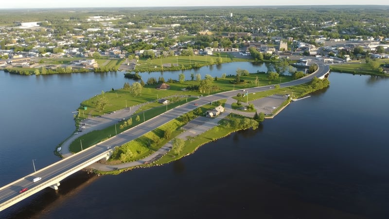 Luftaufnahme der idyllischen Umgebung mit Seen und Brücke nahe der École secondaire publique Le Sommet.