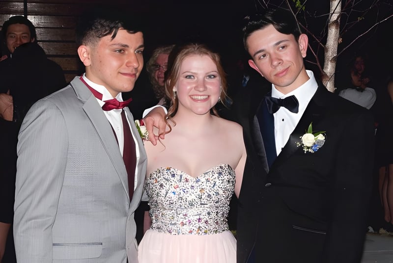 Drei Personen in formeller Kleidung posieren gemeinsam bei einer Veranstaltung der Lee Academy.