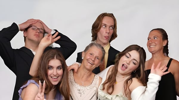 Schüler der Leelanau School zeigen verschiedene Gesichtsausdrücke und Gesten vor weißem Hintergrund.