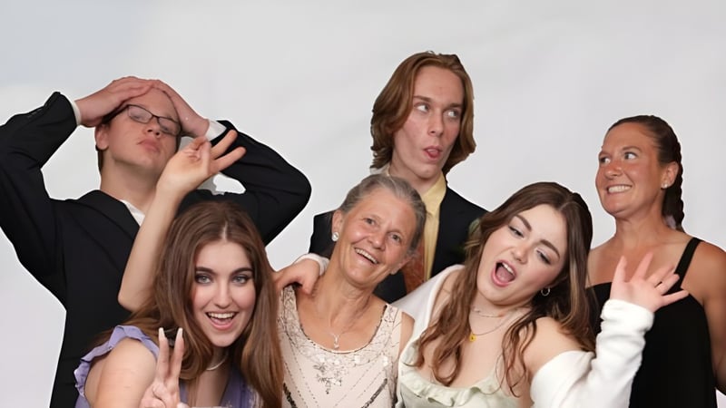 Schüler der Leelanau School zeigen verschiedene Gesichtsausdrücke und Gesten vor weißem Hintergrund.