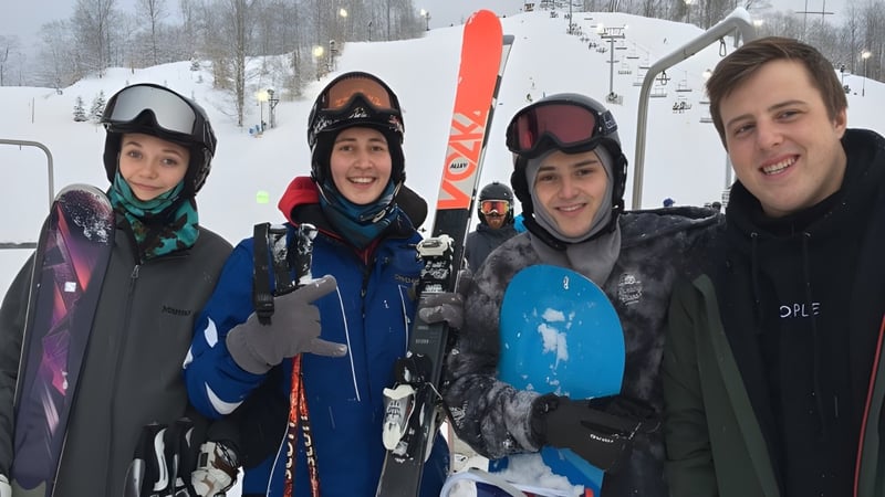 Eine Gruppe von Schülern der Leelanau School steht auf einer verschneiten Piste mit Skihelm und Skibrille ausgestattet.
