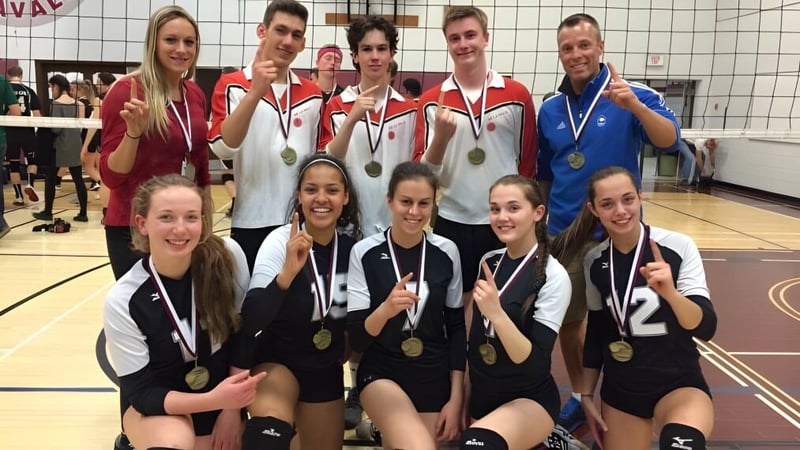 Schüler der École secondaire publique L'Héritage posieren mit Medaillen in einer Sporthalle nach einem Wettkampf.