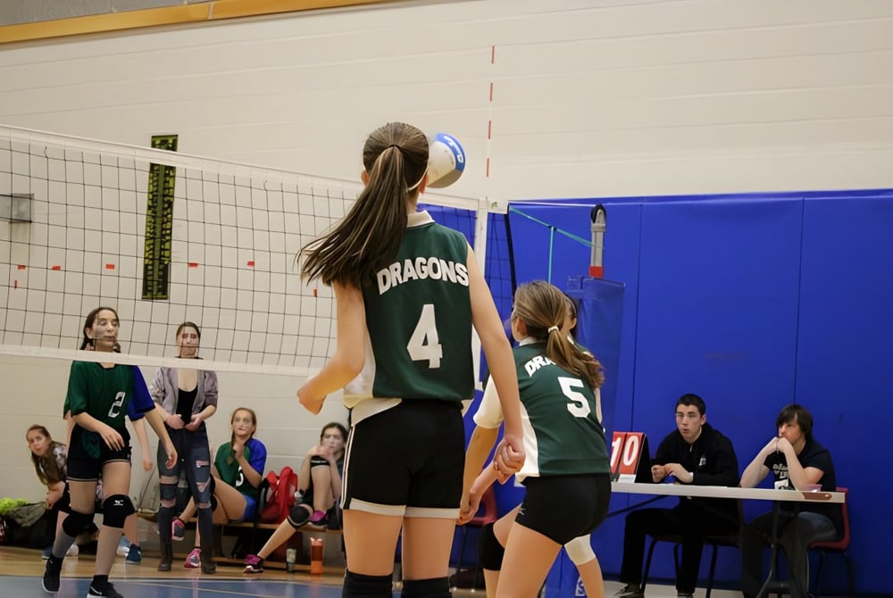 Schüler spielen ein Volleyballspiel auf dem Sportplatz der École secondaire publique L'Héritage.