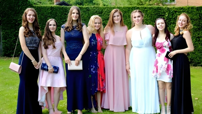 Eine Gruppe junger Frauen steht im Garten der Leighton Park School zusammen.
