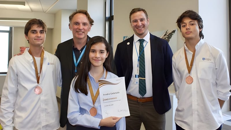 Eine Gruppe von medizinischen Fachkräften posiert gemeinsam im Krankenhaus der Léman Manhattan Preparatory School.