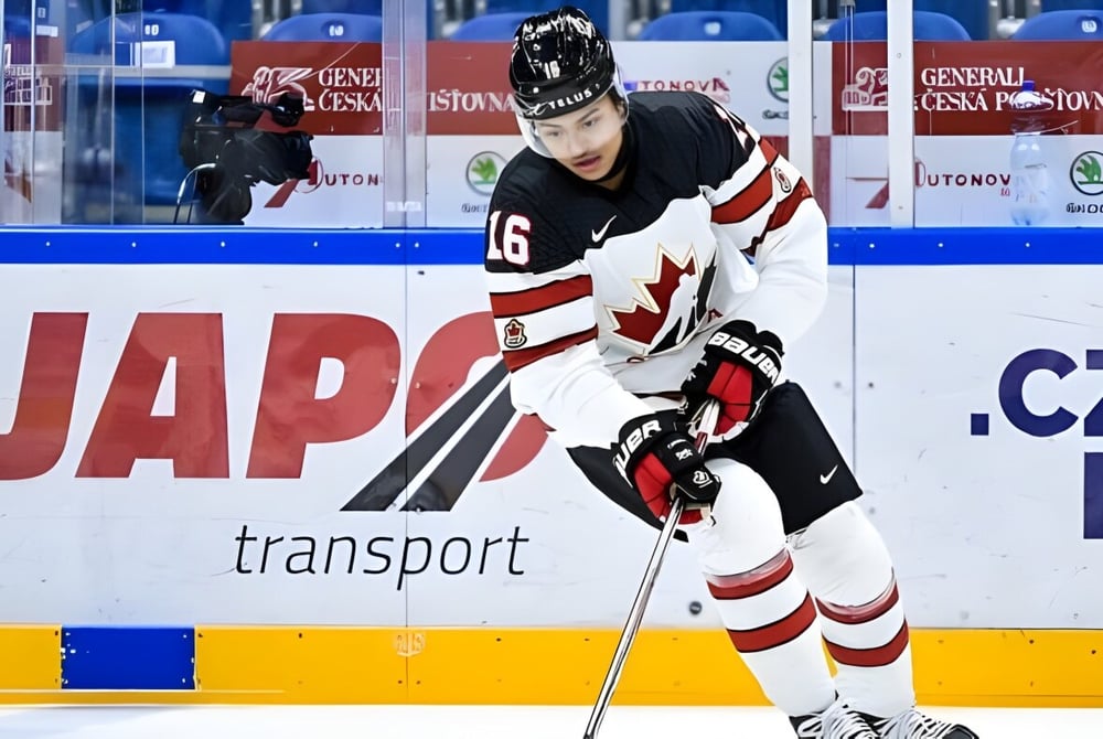 Ein Eishockeyspieler in weiß-roter Uniform beim Skaten auf dem Eis auf dem Gelände der Leo Hayes High School.