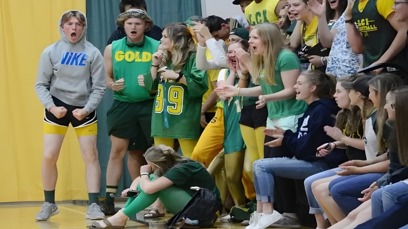 Schüler des Lethbridge Collegiate Institute feiern gemeinsam in Sportuniformen in einer Sporthalle.
