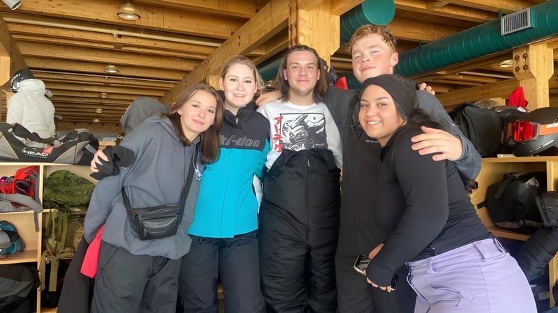 Eine Gruppe von Schülerinnen und Schülern posiert gemeinsam in einem Laden auf dem Campus der Lewisporte Collegiate.
