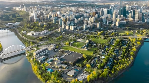 Blick auf die urbane Landschaft mit Wolkenkratzern und Grünflächen nahe der Lillian Osborne High School.